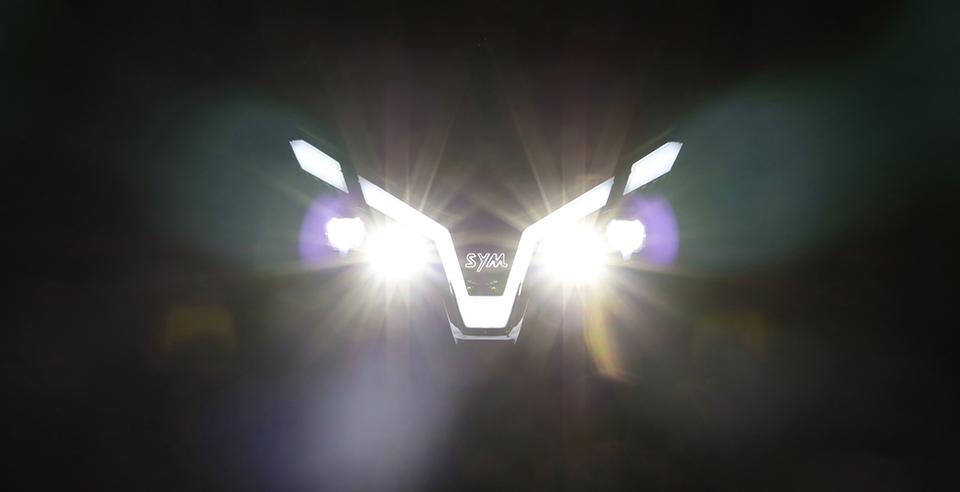 深V位置燈與四晶透鏡雙大燈，全車LED燈具.jpg
